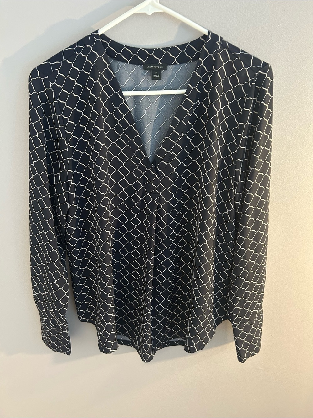 Ann Taylor Navy Geometric V-Neck Long Sleeve Blouser
